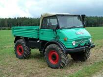 Unimog steht im August 2012 zur Ausstellung am Baiersr�der Hof

