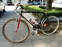 BIRIA-Fahrrad transportiert im Flaschenhalten eine Bierflasche; 120822