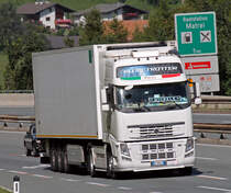 Ganz in wei� pr�sentiert sich dieser Volvo FH 500 mit K�hlauflieger aus Italien auf dem Weg auf der Brennerautobahn in Richtung Heimat, 28.08.2012