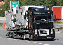 Renault Magnum von  Sunshine Reisemobil Logistik  ist mit zwei Wohnmobilen auf der Brennerautobahn Richtung Italien unterwegs, 28.08.2012