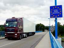 MAN TGA18.430,5star verl�sst auf der Moselbr�cke die Bundesrepublik Deutschland und steuert nun auf Remich zu; 120825