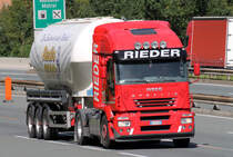 Iveco Stralis 430 mit Eutersiloauflieger von  Rieder  aus Italien unterwegs auf der Brennerautobahn Richtung Sden, 28.08.2012
