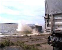 Platsch

eine GSP geht baden im Saaler Bodden beim 3. Internationalen Ostblock-Fahrzeugtreffen in P�tnitz am 03.07.2004 (Videoausschnitt)