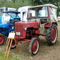 IHC Farmall D 217 steht im August 2012 bei der Oldtimerausstellung am Baiersrder Hof