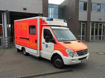 Erster Rettungswagen (RTW) der Feuerwehr-Rettungswache Viersen, auf Basis eines Mercedes-Benz Sprinter 518 CDI und dem medizinischen Kofferauf- und ausbau durch die Firma Fahrtec. Das Fahrzeug wird an der Feuer- und Rettungswache Viersen im 24-Stunden Betrieb eingesetzt. Fahrgestell: Mercdes-Benz Sprinter 518 CDI ( NCV3 ) Aufbau: Fahrtec Baujahr: 2007 In Viersen zwecks Foto Termin am 28.8.12 aufgenommen worden
