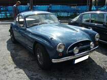 Jensen 541 de Luxe. 1954 - 1963. Der 541 wurde von einem 3.993 cm groen 6-Zylinderreihenmotor mit 135 PS von Austin angetrieben. Da die Karosse aus glasfaserverstrktem Kunststoff besteht, hat der 541 ein recht geringes Eigengewicht, was ihm zu enormen Fahrleistung verhilft. Der abgelichtete Wagen stammt von 1956. Oldtimertreffen Kokerei Zollverein am 02.09.2012.
Die Kategorie stimmt nicht!