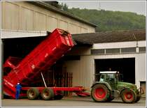 Fendt 820 mit Gilibert Kippanhnger bei der Anlieferung der Kartoffelernte aufgenomen am 05.09.2012. 