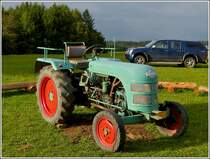 Kramer KL 250 steht am 26.08.2012 einsam auf einer Wiese.