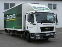 Am 05.September 2012 half dieser MAN-Kasten-LKW bei einem Umzug in Bergen/Rgen.