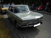 BMW 1800. 1963 - 1971. Der 1800 war das am lngsten gebaute Modell der  Neuen Klasse . Der 4-Zylinderreihenmotor leistet je nach Vergaserbestckung 90 PS, 110 PS oder 130 PS. Bei dem abgelichteten Auto mte es sich um Fahrzeug des letzten Baujahres handeln, da es schon mit den rechteckigen Frontscheinwerfern ausgestattet ist. Oldtimertreffen Kokerei Zollverein am 02.09.2012.