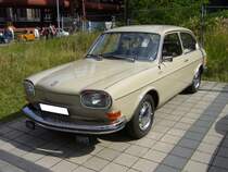 VW 411. 1968 - 1972. Den im Volksmund  Nasenbr  genannten 411/412 gab es wahlweise als 2- oder 4-trigeLimousine und grundstzlich 3-trigen Variant. Der 4-Zylinderboxermotor leistet 68 PS aus 1.679 cm Hubraum. Fr einen 411´er in Standardversion, wie abgelichtet, mute man DM 7.770,00 auf den Tresen des VW-Hndlers legen. Oldtimertreffen kokerei Zollverein am 02.09.2012.