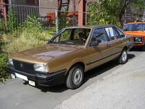 VW Santana. 1981 - 1984. Ein Jahr nach Vorstellung des Passat II wurde der Santana vorgestellt. Im Grunde ein Passat mit mit Stufenheck und wesentlich reichhaltigerer Ausstattung. Da der Santana nicht die Erwartungen des VW-Konzernes erfllte wurde er 1984 aus dem Programm genommen. Allerdings wurde er in mehreren berseelndern noch lange weiter produziert. Oldtimertreffen Kokerei Zollverein am 02.09.2012.