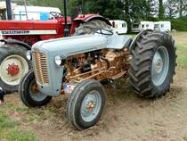 MF 35 steht im August 2012 zur Oldtimerausstellung am Baiersrder Hof

