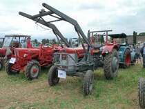 MF mit Frontlader steht im August 2012 zur Oldtimerausstellung am Baiersrder Hof

