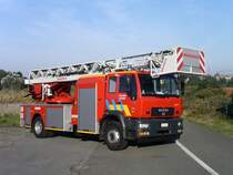 Drehleiter MAN LE 18.280 Aufbau Magirus DLK 23-12 GL CS der Feuerwehr Koksijde, Aufnahme am 09.09.2006 