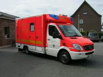 Rettungswagen (RTW) des Landkreises Viersen, auf Basis eines Mercedes Benz Sprinter 518 CDi NCV3 und dem medizinischen Kofferauf- und Ausbau durch die Firma Fahrtec. Stationiert ist das Fahrzeug an der Rettungswache Niederkrchten-Heyen, und wurde dort 2010 in Dienst gestellt. Der RTW ist am 10.8.11 bei einen Foto Termin Niederkrchten aufgenommen worden