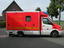 Rettungswagen (RTW) des Landkreises Viersen, auf Basis eines Mercedes Benz Sprinter 518 CDi NCV3 und dem medizinischen Kofferauf- und Ausbau durch die Firma Fahrtec. Stationiert ist das Fahrzeug an der Rettungswache Niederkrchten-Heyen, und wurde dort 2010 in Dienst gestellt. Der RTW ist am 10.8.11 bei einen Foto Termin Niederkrchten aufgenommen worden