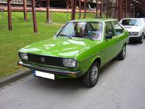 VW Passat Limousine der ersten Serie. 1973 - 1980. Hier wurde eine 2-trige Passat Limousine der Baujahre 1975 - 1977 abgelichtet. Der 1.588 cm groe 4-Zylinderreihenmotor leistet 75 PS. Ein solcher Passat war ab DM 11.885,00 zu haben. Oldtimertreffen Kokerei Zollverein am 02.09.2012.