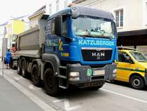 MAN TGS35.480 hat einen Kleinbagger zu einer Baustelle gebracht; 120720