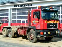 MAN26.332 ausgelegt f�r Wechselcontainertransport steht vor dem Firmeneigenen Werkst�ttengeb�ude; 080615