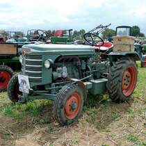Hrlimann steht im August 2012 zur Oldtimerausstellung am Baiersrder Hof 

