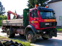 MB 1831 mit HIAB-Kranaufbau ist auf einer Nebenstra�e abgestellt; 080615