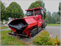 Dynapac Asphaltfertiger wurde am Straenrand an einer Baustelle abgestellt.  06.09.2012 