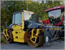 Bomag Walzenzug wartet am 06.09.2012 bei einer Straenbaustelle auf ihren Einsatz.