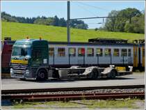 M-B Actros 3044 mit Spezialaufbau fr Forstmachinen geshen am 07.09.2012 in der Nhe eines Holzlagers.