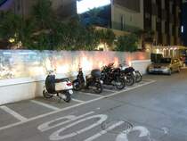 Parkende Piaggio-Motorrder am Abend des 9.6.2012 in Riccione.