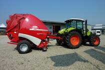 Allradschlepper Claas Arion 620 mit Rundballenpresse Lely Welger RP535, die Presse gehrt zu den weltweit leistungsstrksten Fabrikaten, Sept.2012 