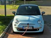 Karabag 500 Electric (Fiat 500) steht am 09.09.2012 auf dem Gelnde der Rwth in Aachen an der Tanke. Die Spitzenleistung des Elektro-Flitzers betrgt 30 kW bei einem Drehmoment von 100 Nm, da wird mancher Fahrer eines Benziners nach einem Ampelstart nur noch das Heck von dem Fiat bewundern knnen. Die Hchstgeschwindigkeit ist 110 km/h, die Reichweite mit einer Akkuladung ca 140 km. 