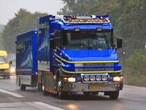 Scania 114 320 Hauber mit Khlaufbau und Verkaufsanhnger. Gesehen am 11.09.2012 auf der A4 kurz vor der Niederlndischen Grenze. 