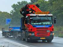 Scania P380 mit Palfingerkran und Pritschenaufbau. Gesehen am 11.09.2012 auf der A4 kurz vor der Niederlndischen Grenze. 