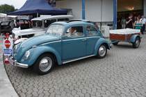 VW Kfer mit farblich passendem Anhnger, US-Car-Show Grefrath 2011-08-21