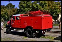 Ein altes Feuerwehrfahrzeug der freiwilligen Feuerwehr Stadt Haunstetten des Herstellers Mercedes beim 30 Jhrigen Jubilum der IGE Bahntouristik. Gesehen am 9. September 2012 im Bahnpark Augsburg.