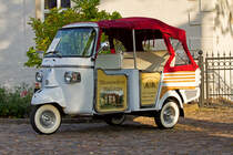 Auf dem Wasserschlosshof Mellenthin stehen eine  Wespe  und eine  Biene  zur Vermietung bereit. - Sep. 2012
