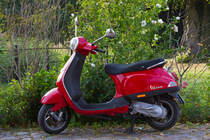 Auf dem Wasserschlosshof Mellenthin stehen eine  Wespe  und eine  Biene  zur Vermietung bereit. - Sep. 2012
