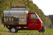 Im Wasserschloss Mellenthin sind noch  Zimmer frei, zeigt der Piaggio Ape an der B 111 nahe der B 110 auf der Insel Usedom. - Sep. 2012
