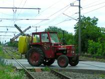 VOLVO-BM-�berquert den Bahn�bergang der B10 in Bruck/Leitha; 080617
