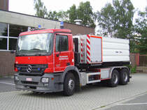 Wechselladerfahrzeug Mercedes-Benz Actros MP2 2636L 6x4 Aufbau Leebur Multilift & Vanassche, Aufnahme am 07.07.2007 auf Parkplatz neben der Feuerwache