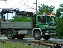 Scania_340-114C mit HIAB Ladekran �berquert die Eisenbahnkreuzung an der B10 in Bruck/Leitha; 080617
