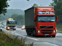 Volvo FH Globetrotter mit Planenauflieger und Actros Betonsattelzug am 11.09.2012 auf der A4 kurz vor der Niederlndischen Grenze. 