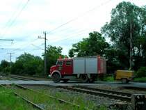  Schnappschu� am Bahn�bergang ,ehem. Feuerwehr MB-Kurzschnauzer dient jetzt einer Baufirma n�he Bruck/Leitha; 080617
