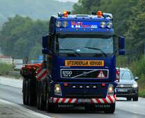 Mit berbreiter Ladung fhrt dieser Volvo FH mit Pritschenauflieger am 11.09.2012 auf der A4 kurz vor der Niederlndischen Grenze.

