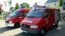 Mehrere Feuerwehrfahrzeuge auf dem Platz zusehn. Ein Mannschaftstransportfahrzeug, und ein Kleinlschfahrzeug. Zu sehn beim Fest 120 Jahre Freiwillige Feuerwehr Langenwolschendorf. Foto 08.09.2012