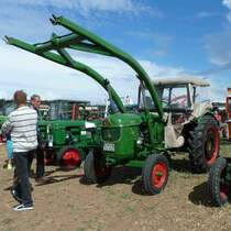 Deutz D 40 mit Frontlader steht am Baiersrder Hof, August 2012