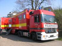 Berufsfeuerwehr Kln, ELW 5, K-27453, MB Actross 1831 DC, Bj. 1999 mit Sattelauflieger (hier ausgefahrenes Seitenteil) K-27454. (Aufnahme 27.03.2007 in Kln Porz-Zndorf anlsslich einer Schiffshavarie auf dem Rhein).