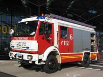 Florian 6, K-FH 212, der Betriebsfeuerwehr Flughafen Kln/Bonn vor dem Terminal 2. (Aufnahme vom 22.06.2005).