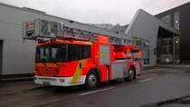 Drehleiter der Airport Feuerwehr Hannover am Teminal A, am 03.12.2011.